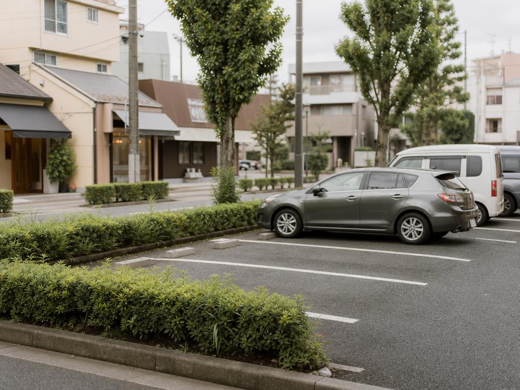 植栽帯を備えた整然としたコインパーキング
