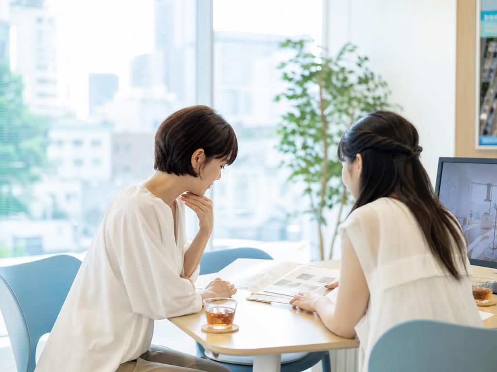店舗で親子の相談に応じるスタッフ